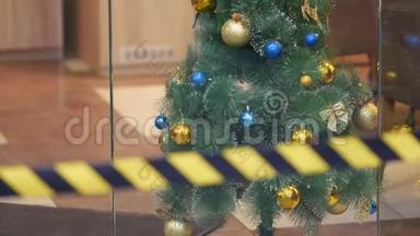 圣诞<strong>树</strong>上有玩具和<strong>一颗</strong>金色的星星。 圣诞舞会